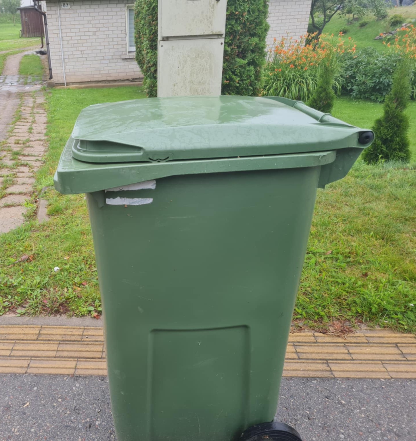 Prašome neplėšyti konteinerių žymeklių – nežymėti konteineriai nebus tuštinami!