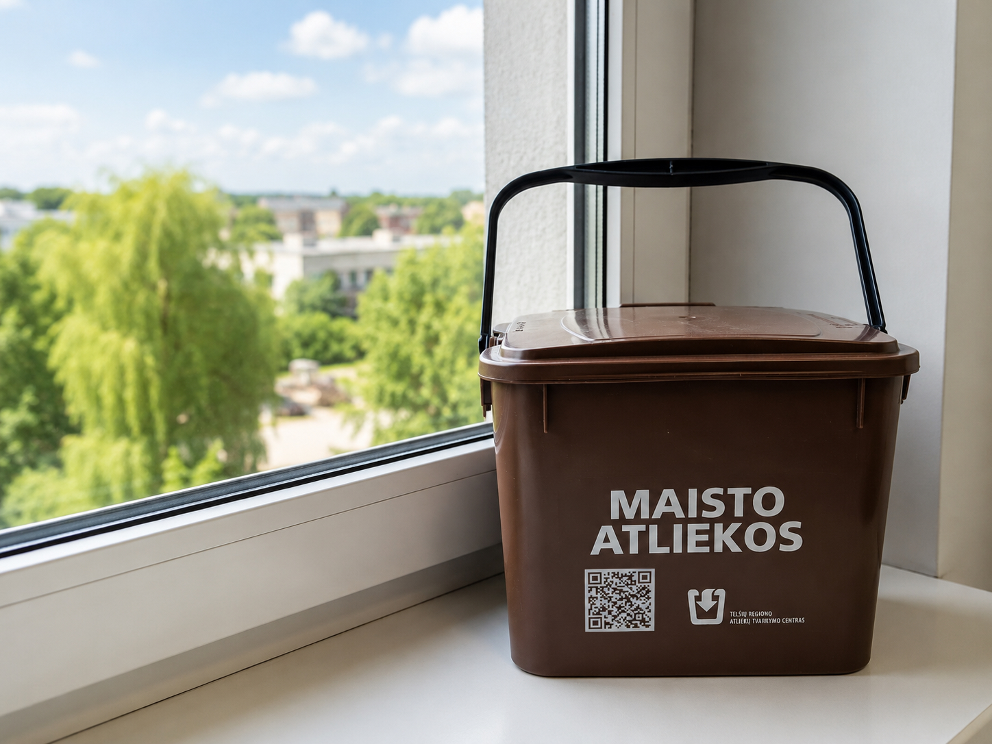 Ar žinojote, kad Plungės daugiabučių gyventojams priklauso nemokamas kibirėlis maisto atliekoms? 2 tūkst. jų jau atsiimta
