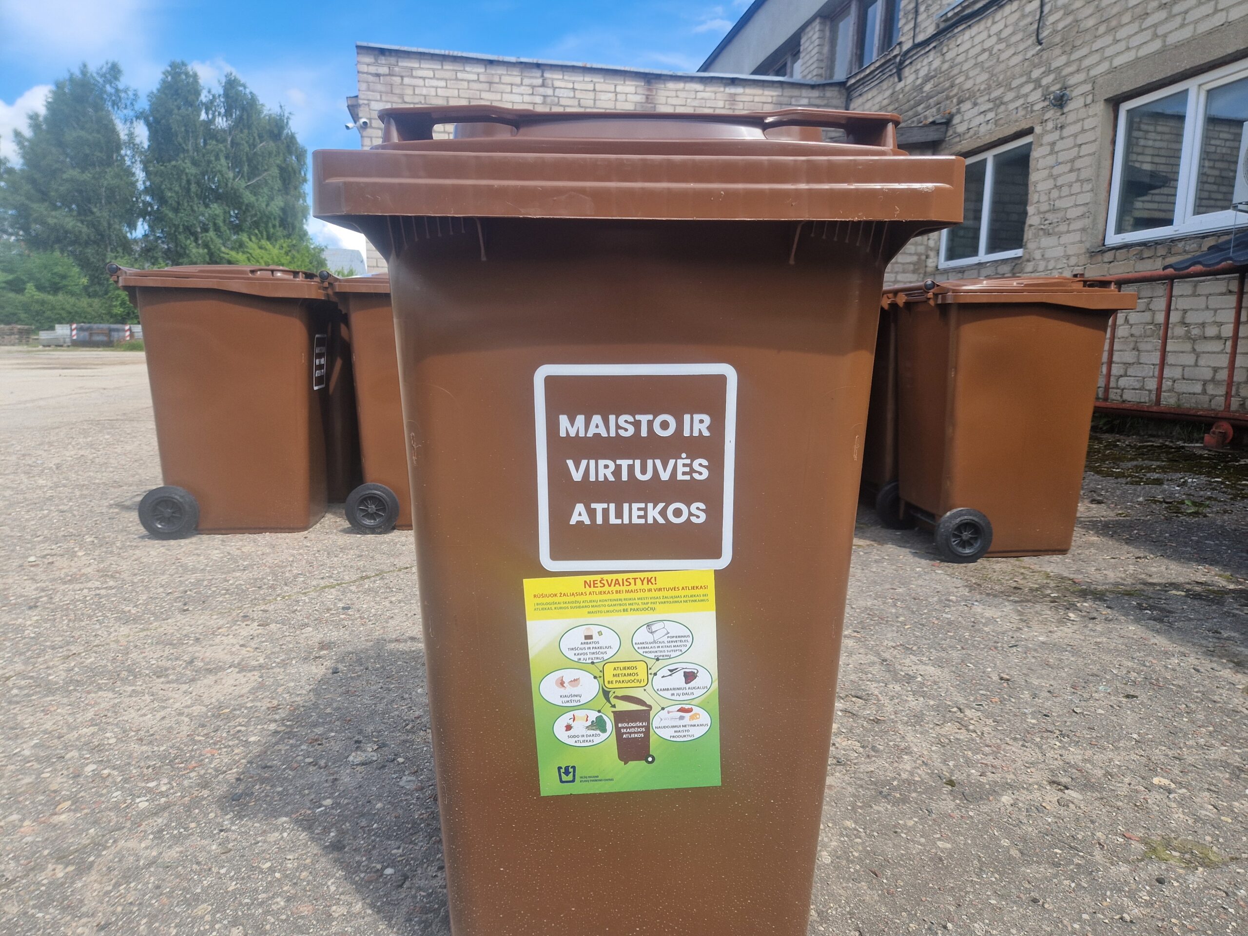 Plungės gyventojams jau dalinami maisto ir virtuvės atliekų rūšiavimo konteineriai
